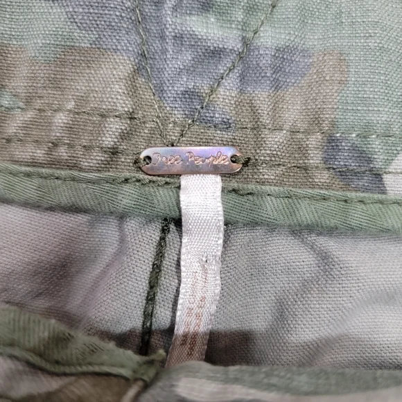 FREE PEOPLE HIGH RISE CAMO SHORTS, SIZE S - Picture 3 of 8